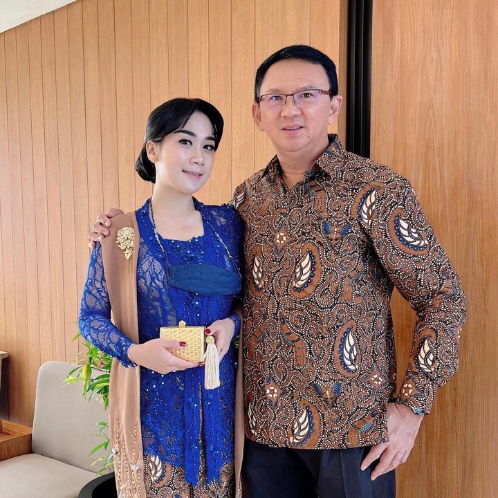 <p>Ahok turut serta mengajak istrinya, Puput Nastiti Devi. Pasangan ini hadir mengenakan busana yang kompak di acara pernikahan Kaesang-Erina, Bunda. (Foto: Instagram @btpnd)</p>