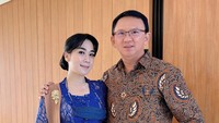 <p>Ahok turut serta mengajak istrinya, Puput Nastiti Devi. Pasangan ini hadir mengenakan busana yang kompak di acara pernikahan Kaesang-Erina, Bunda. (Foto: Instagram @btpnd)</p>