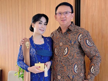 5 Potret Puput Berkebaya Biru dan Ahok Hadiri Pernikahan Kaesang-Erina