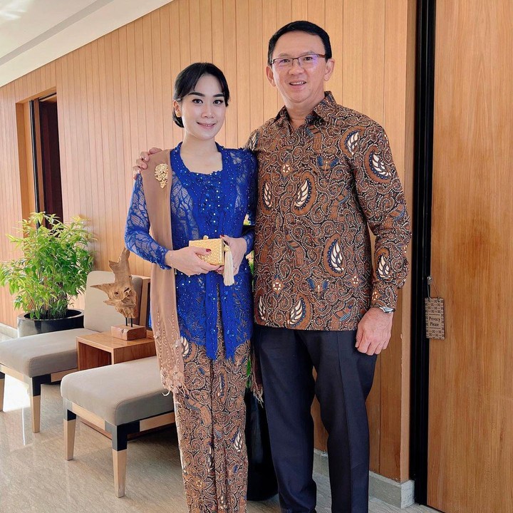 <p>Puput Nastiti Devi mengenakan kebaya warna biru rancangan desainer Musa Widyatmo. Ia memadukannya bersama rok lilit dengan bahan yang sama seperti kemeja batik Ahok. (Foto: Instagram @btpnd)</p>