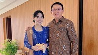 <p>Puput Nastiti Devi mengenakan kebaya warna biru rancangan desainer Musa Widyatmo. Ia memadukannya bersama rok lilit dengan bahan yang sama seperti kemeja batik Ahok. (Foto: Instagram @btpnd)</p>