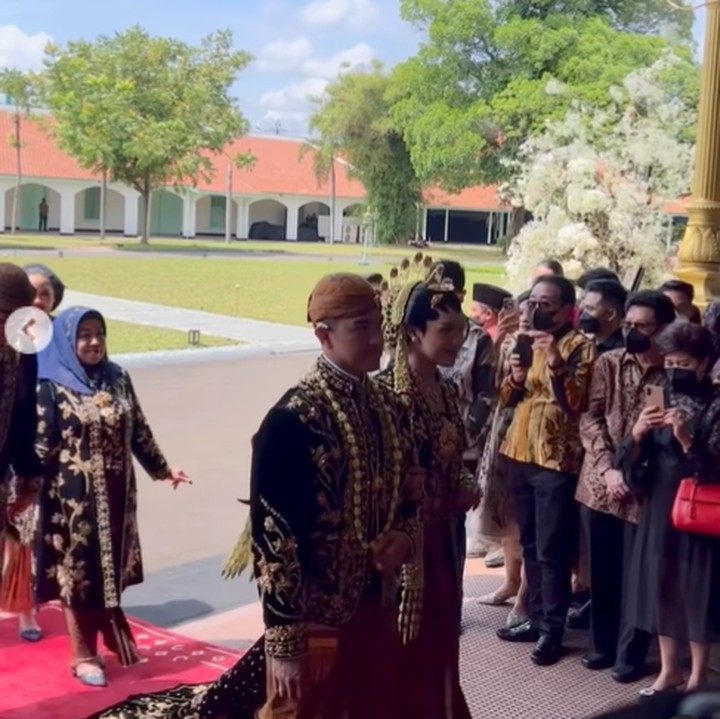 <p>Basuki Tjahaja Purnama atau Ahok hadir bersama sang istri di acara pernikahan Kaesang Pangarep dan Erina Sofia Gudono. Lewat Instagram, Ahok membagikan momen ketika pasangan itu memasuki pelaminan. (Foto: Instagram @btpnd)</p>
