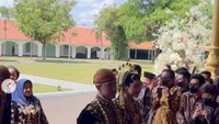 <p>Basuki Tjahaja Purnama atau Ahok hadir bersama sang istri di acara pernikahan Kaesang Pangarep dan Erina Sofia Gudono. Lewat Instagram, Ahok membagikan momen ketika pasangan itu memasuki pelaminan. (Foto: Instagram @btpnd)</p>