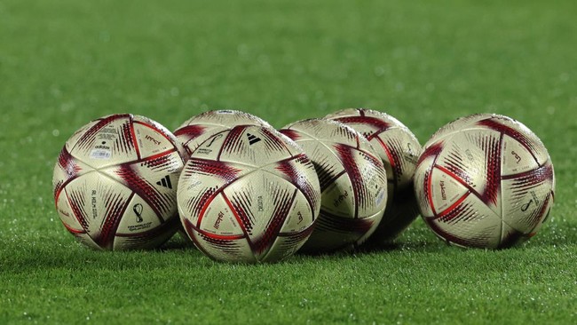 FIFA dan Adidas secara resmi merilis bola khusus untuk semifinal dan final Piala Dunia 2022. Bola khusus itu disebut Al Hilm.