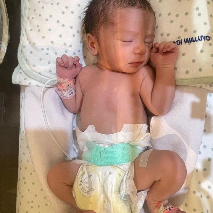 <p>Dalam unggahan tersebut bintang film <em>Teman Tapi Menikah</em> itu mengabarkan sang putri yang diberi nama Naeswari Isthika Dyah Koesmadji, lahir pada pukul 08.12 WIB. (Foto: Instagram @adipati)<br /><br /><br /></p>