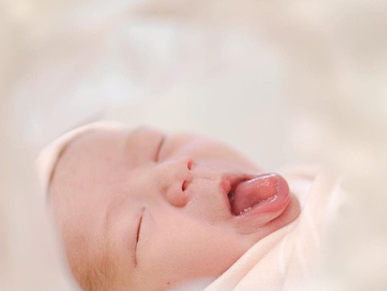 5 Potret Cantiknya Anak Perempuan Adipati Dolken, Pujian Manis untuk Sang Istri