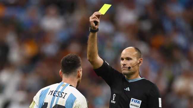 Wasit Mateu Lahoz yang disemprot Lionel Messi di Piala Dunia 2022 dilaporkan berencana untuk pensiun.