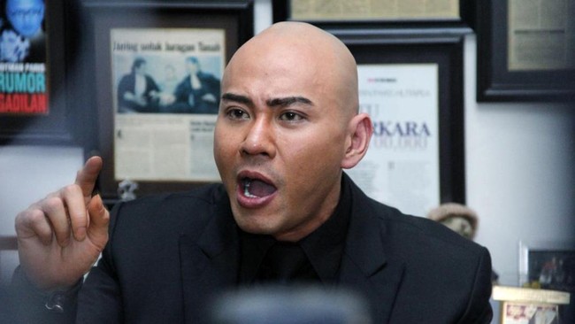 Sejumlah anggota DPR mempertanyakan alasan Menhan Prabowo memberikan pangkat tituler letnan kolonel TNI kepada selebritas Deddy Corbuzier.