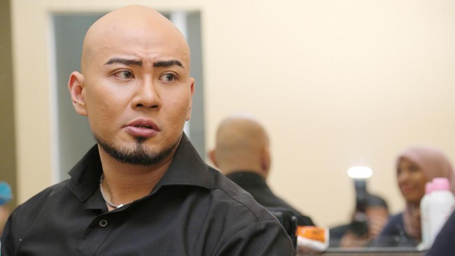 Deddy Corbuzier tampil berseragam TNI berpangkat Letnan Kolonel (Letkol) saat makan bersama mantan Kepala BIN AM Hendropriyono.