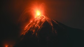 FOTO: Penampakan Letusan Gunung Api Fuego yang Blokir Akses Guatemala