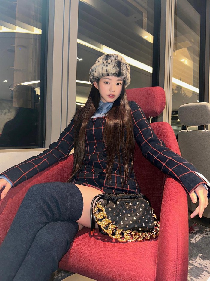Idol cantik dari IVE yaitu Jang Wonyoung juga tampil stylish dengan leg warmers. Seperti penampilan di Music Bank bersama JY Park serta saat berkunjung ke Paris sebagai brand ambassador Miu Miu./ Foto: instagram.com/for_everyoung10