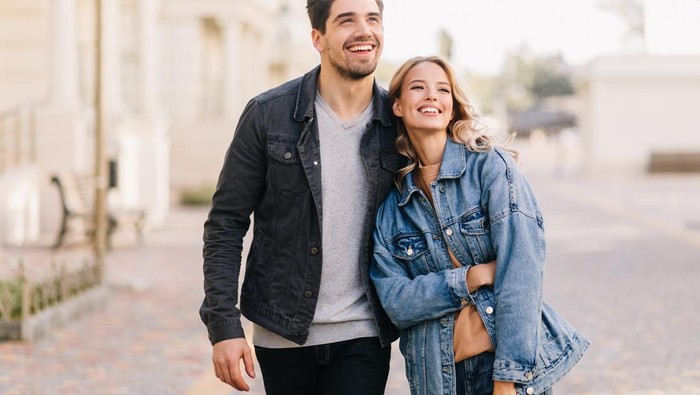 Hindari Bermesraan dengan Pasangan Di Tempat Umum