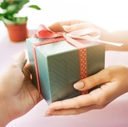 5 Inspirasi Hadiah Akhir Tahun Buat Sahabat yang Lagi Melalui Masa-masa Sulit