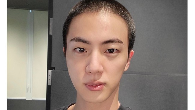 Member tertua BTS, Kim Seokjin atau Jin, memulai masa wajib militernya hingga 2024 mendatang dan dikabarkan menjalani pelatihan di kamp garis depan Korsel.