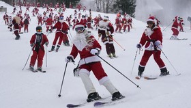 FOTO: Kala Santa Claus, Pohon Natal, dan Grinch Main Ski Jelang Natal