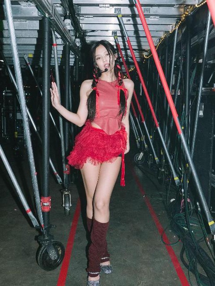 Kembali trend, leg warmers kembali dikenalkan oleh para idol papan atas Korea Selatan saat ini. Salah satunya Jennie BLACKPINK untuk penampilan solonya dari tur dunia BLACKPINK./ Foto: instagram.com/jennierubyjane