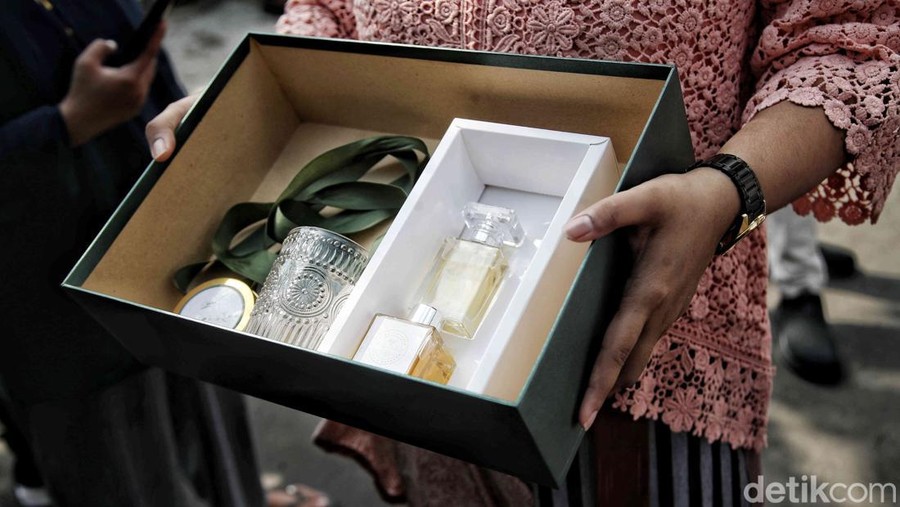 Sejumlah tamu memperlihatkan souvenir pernikahan Kaesang - Erina di Yogyakarta dan Solo, Sabtu (10/12/2022) dan Minggu (11/12/2022). Souvenir ini telah dibagikan tamu sejak acara pengajian, midodareni, akad nikah serta resepsi pernikahan.