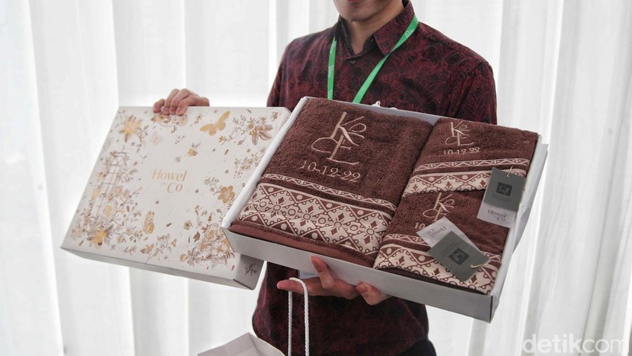 Sejumlah tamu memperlihatkan souvenir pernikahan Kaesang - Erina di Yogyakarta dan Solo, Sabtu (10/12/2022) dan Minggu (11/12/2022). Souvenir ini telah dibagikan tamu sejak acara pengajian, midodareni, akad nikah serta resepsi pernikahan.