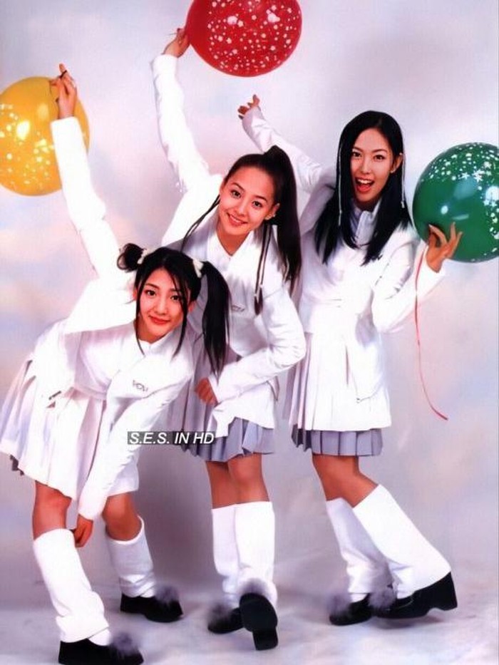 Leg warmers merupakan penutup pada bagian bawah kaki yang tebal dan umumnya tidak berkaki. Nah, item fashion ini pernah hits di era tahun 90-an dan dipakai oleh S.E.S saat di atas panggung./ Foto: soompi.com