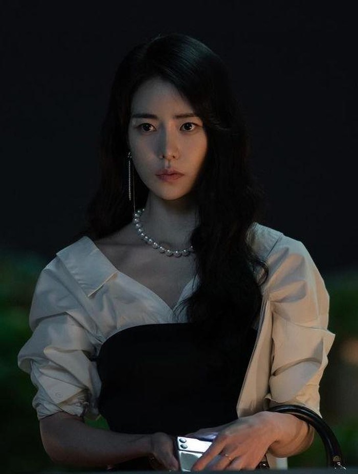 Tak hanya itu saja, ia juga akan membintangi The Glory (2022) sebagai Park Yeon Jin yang tayang pada Jumat, (30/12) mendatang. Psst, The Glory juga akan dibintangi Song Hye Kyo lho, Beauties. Mari kita nantikan akting mereka, ya!/ Foto: instagram.com/limjjy2