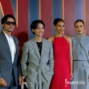 7 Momen Adinia Wirasti hingga Chicco Jerikho di Blue Carpet Gala Premier 'Mendua'