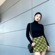 Cara Styling Motif Kotak-kotak, Aksesoris hingga Nail Art Selalu Sukses Bikin Cute