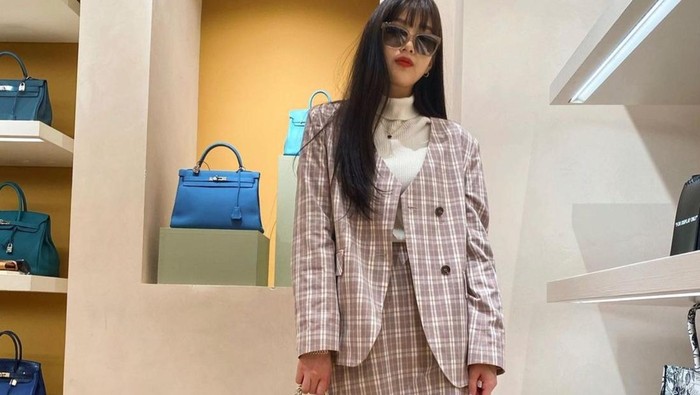img-title 5 Inspirasi Outfit Motif Plaid ala Joy Red Velvet, Chic dan Fashionable!