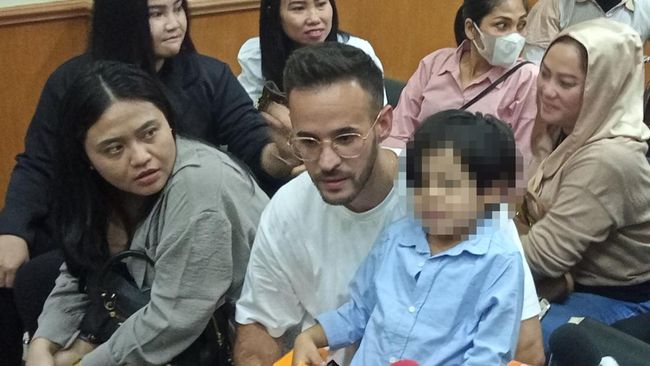 Anak dan kekasih sempat temani Nikita Mirzani di ruang sidang meski sidang lanjutan ditunda akibat Dito Mahendra selaku saksi korban absen. 