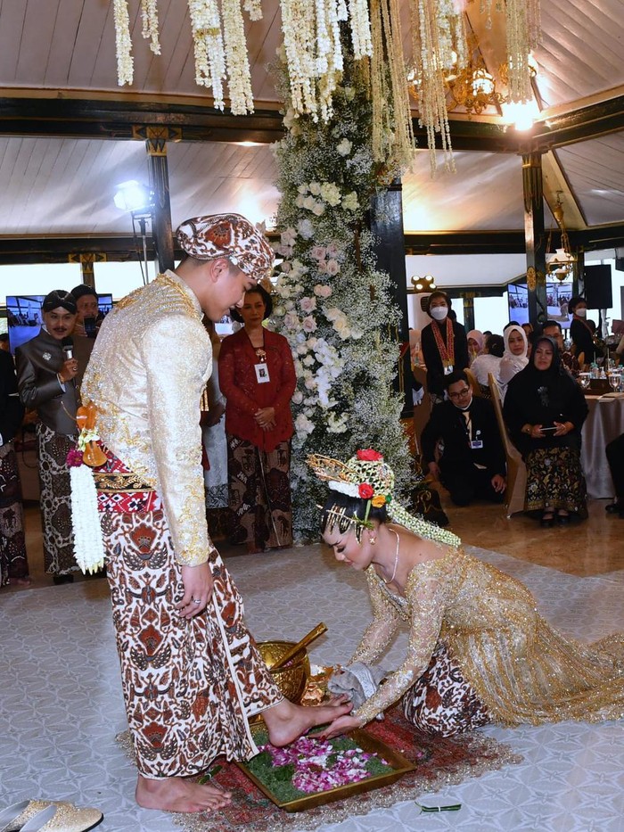 Acara berlanjut dengan prosesi adat panggih, dimana kedua keluarga besar bertemu, usai akad nikah. Kaesang dan Erina menjalani beberapa rangkaian, dari penyerahan pisang sanggan, balaangan gantal, ranupada, bubah kawah, kacar kucur, dhahar kalimah mapag besan, dan sungkeman./Foto: Rusman