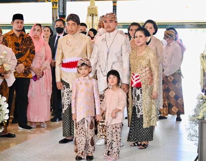 Setelah melakukan beberapa prosesi pengajian sampai siraman di hari sebelumnya, Sabtu (10/12) tiba dimana Kaesang akan mengucapkan janji pernikahan. Ia menggelar akad nikah di Pendopo Royal Ambarrukmo dengan diantarkan oleh kedua orangtua tercinta dan saudaranya./Foto: Laily Rachev