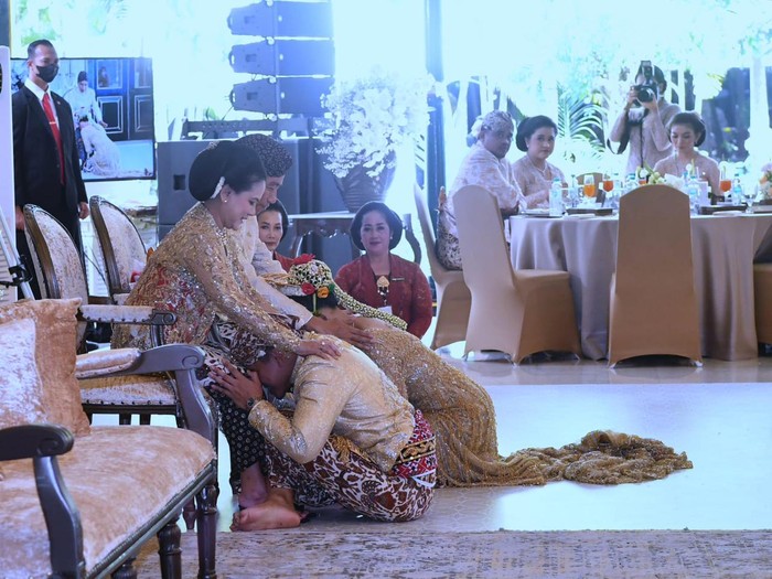 Sungkeman, merupakan prosesi terakhir dalam adat panggih. Kaesang dan Erina bersembah sujud kepada kedua orangtuanya dan memohon doa restu atas pernikahan dan meminta maaf untuk segala kesalahannya./Foto: Rusman