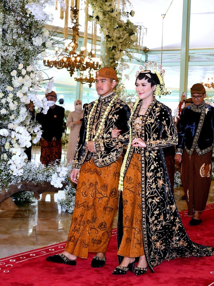 Setelah kirab atau arak-arakan, acara pun dilanjutkan dengan resepsi pernikahan. Kaesang dan Erina menyapa deretan tamu undangan yang hadir di Pura Mangkuneran dalam dua sesi, pagi dan malam hari./Foto: Rusman