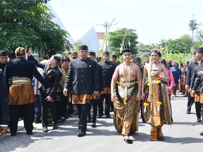 Tiba di rangkaian puncak acara pernikahan, Minggu (11/12). Kaesang dan Erina diarak dari Loji Gandrung menuju Pura Mangkunegaran, tempat resepsi pernikahan. /Foto: Rusman