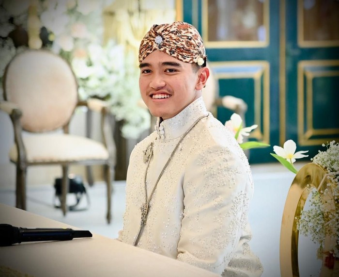 Sejak kedatangan, tertangkap deretan potret tegang Kaesang. Apalagi setelah ia duduk seorang diri di bagian meja akad nikah, sembari menunggu kedatangan Erina. Namun, sesekali cengiran ala Kaesang pun terlihat, seperti potret di atas./Foto: Laily Rachev