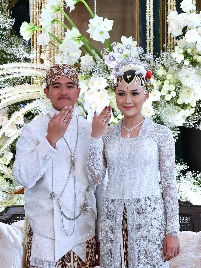 Kaesang dan Erina tampak tersenyum cerah saat sesi foto, setelah akad. Dalam potret di atas, keduanya saling memamerkan cincin nikah./Foto: Rusman