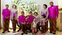 <p>Selama menghadiri prosesi pernikahan sang paman, Nahyan tak luput dari mata netizen, nih. Bukan tanpa alasan, Nahyan terlihat enggan mengenakan seragam keluarga yang telah disiapkan. (Foto: YouTube Presiden Joko Widodo)</p>