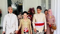 <p>Tak hanya itu, saat jelang akad nikah pun Nahyan memilih mengenakan kemeja biru dan celana putih. Ia melengkapi penampilannya dengan sepatu kets. Tak ketinggalan, Nahyan juga berjalan sambil asyik memegang botol susu di depan kakek neneknya dan Kaesang. (Foto: Instagram: @bobbynst)</p>