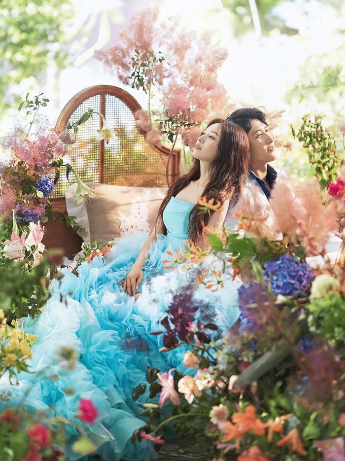 Dalam konsep foto mereka yang bernuansa fairytale, Jiyeon tampak elegan dalam balutan gaun berwarna biru, sementara Hwang Jae Gyun tampil mengenakan setelan jas dan dasi kupu-kupu hitam./Foto: instagram.com/jiyeon2__