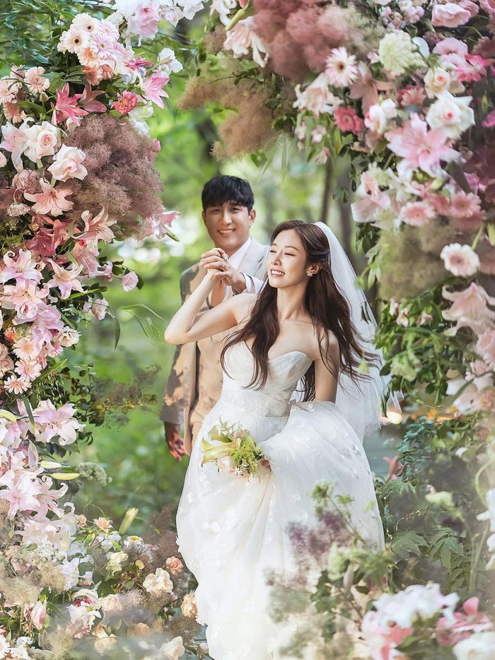 Dalam foto-foto pre-wedding mereka, terdapat beberapa konsep yang berbeda. Mulai dari konsep yang terlihat romantis, vintage, hingga fairytale./ Foto: instagram.com/jiyeon2__