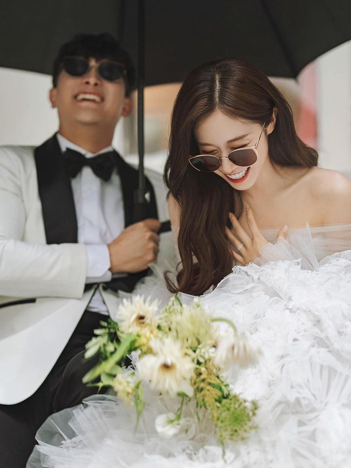 Sebelum resmi menikah pada Sabtu, (10/12), aktris sekaligus anggota girl group T-ARA yaitu Jiyeon membagikan foto-foto pre-wedding bersama Hwang Jae Gyun melalui laman Instagram resminya./ Foto: instagram.com/jiyeon2__