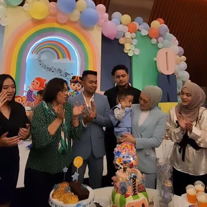 <p>"Senang banget gak nyangka kalau anak aku sudah 1 tahun. Senang banget tumbuh sehat semuanya," kata Nathalie. (Foto: Instagram: @nathalieholscher)</p>