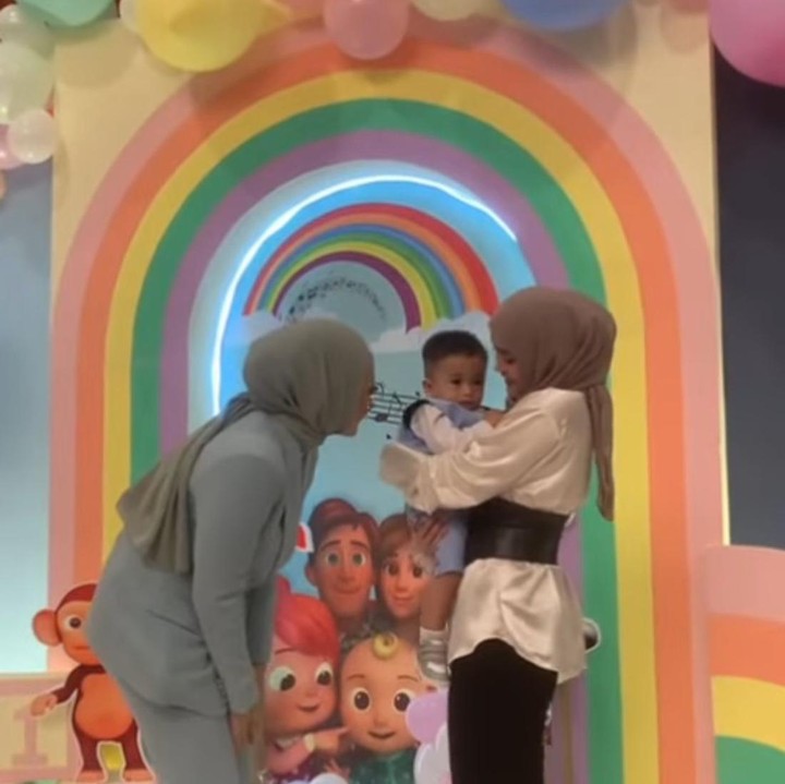 <p>Tak hanya itu, terlihat pula sang kakak, Putri Delina, dalam acara ulang tahun Adzam nih, Bunda. Putri hadir dengan mengenakan <em>blouse</em> putih dan obi belt hitam. (Foto: instagram: @ferdinan_sule)</p>