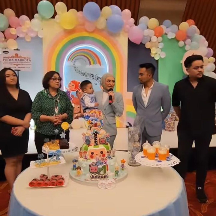 <p>Nathalie sempat menitikkan air mata ketika mengucapkan syukur di hari ulang tahun Adzam. Mantan istri Sule ini pun bahagia karena Adzam tumbuh menjadi anak yang sehat. (Foto: Instagram: @nathalieholscher)</p>