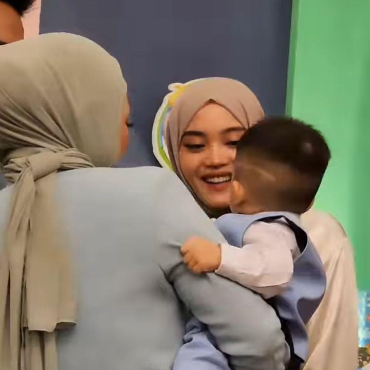 <p>Adzam juga terlihat anteng saat bertemu Putri. Sesekali, Putri mengecup pipi Adzam gemas. (Foto: Instagram: @nathalieholscher)</p>