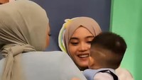 <p>Adzam juga terlihat anteng saat bertemu Putri. Sesekali, Putri mengecup pipi Adzam gemas. (Foto: Instagram: @nathalieholscher)</p>