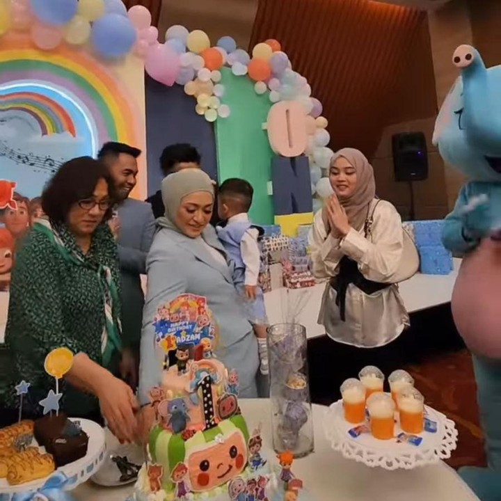 <p>Anak Nathalie Holscher dan Sule, Adzam Adriansyah Sutisna, baru saja berulang tahun, Bunda. Kini, Adzam genap berumur 1 tahun. (Foto: Instagram: @nathalieholscher)</p>