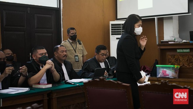 Dalam persidangan, Putri Candrawathi juga mengaku tidak tahu soal penyerahan yang kepada Bharada E, Bripka RR, dan Kuat Ma'ruf usai penembakan Brigadir J. 