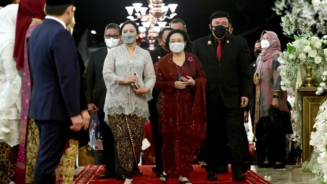 Dua mantan presiden, Megawati Soekarnoputri dan SBY serta sejumlah pejabat dan tokoh politik menghadiri pernikahan Kaesang dan Erina di Solo, Jawa Tengah.