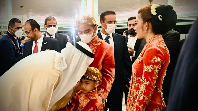 Putra Presiden Uni Emirat Arab MbZ yakni Sheikh Khaled bin Mohammed bin Zayed curi perhatian usai hadir di acara tasyakuran Kaesang Pangarep dan Erina Gudono.