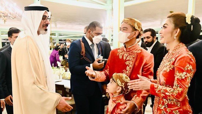 Putra Presiden UEA, Khaled bin Mohammed bin Zayed Al Nahyan, menyapa cucu Presiden Joko Widodo, Jan Ethes, di pernikahan Kaesang Pangarep dan Erina Gudono.